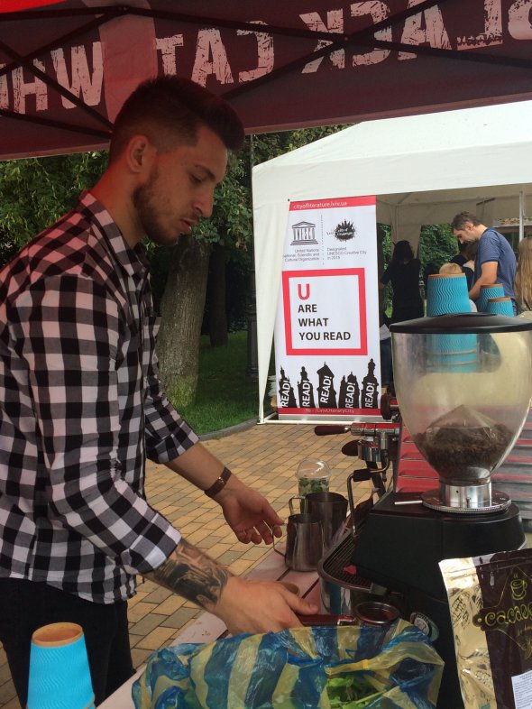 На фестивале посетителям предлагали кофе. Эспрессо - 15 гривен, латте - 25. Фото: gazeta.ua