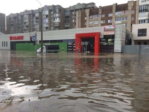 В Луцке прошел сильный дождь с градом, улицы города затоплены. Фото: Facebook