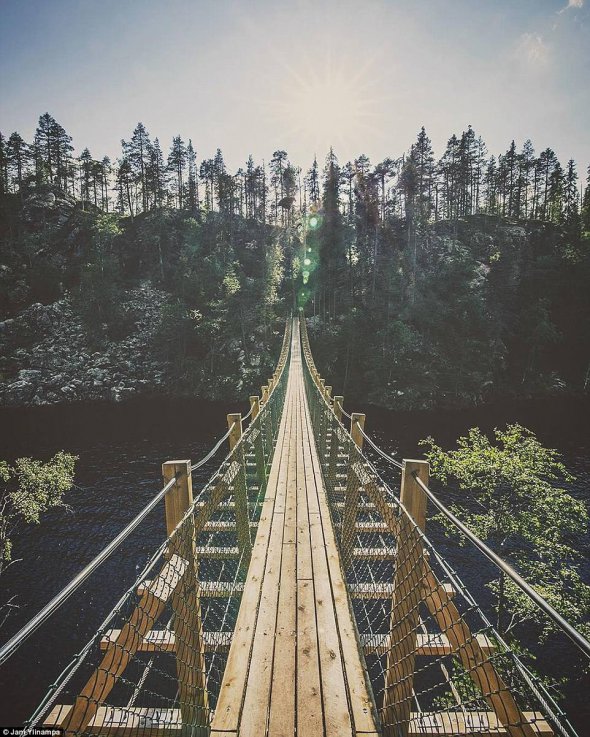 Деревянный мост пересекает Юлма-Олкки, самое большое озеро каньоне в Финляндии в недавно открывшемся Национальном парке Хосса