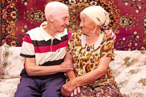 Валентин і Ганна Ваніни сидять на дивані у своїй квартирі в Києві. Вони побралися навесні 1958-го. Після весілля кілька років жили окремо, бо власного житла не мали