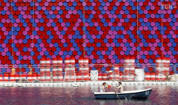 Аамериканський митець Хрісто Явашев створив величезну плавучу конструкцію з різнокольорових бочок 