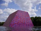 Аамериканський художник Христо Явашев создал огромную плавучую конструкцию из разноцветных бочек