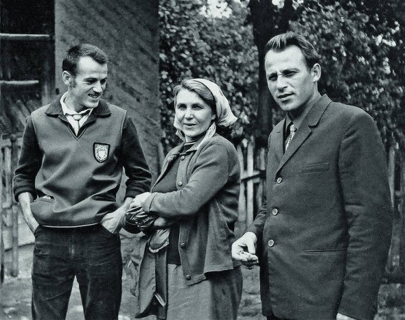 Любомир Винник (ліворуч) із матір’ю та старшим братом Романом. Фото зроблене у місті Надвірна на Івано-Франківщині 1968 року
