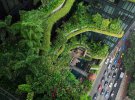 Гостиница Parkroyal on Pickering, Сингапур; ей принадлежит более 15 тысяч квадратных метров зелени. В Сингапуре 100% населения - городские жители. План по озеленению Сингапура помогает поместить дикую природу в город