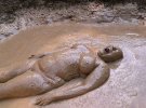 Рейчел приймає грязьову ванну на конференції громад Твін-Окс в Луїзі, штат Віргінія. Люди з усього світу приїжджають на конференцію, щоб поговорити про екопоселення, кооперативне житло і про те, як жити ближче до природи