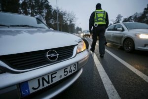 У Верховній Раді зареєстрували два законопроекти, котрі покликані вирішити проблему авто з єврономерами. Фото: Укрінформ