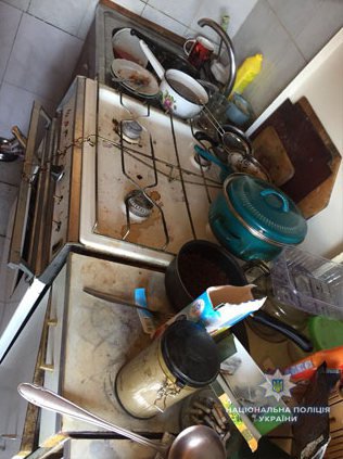 Дома у женщины обнаружили грязь и антисанитарию