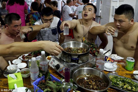 Ежегодно в китайском городе Юйлин в провинции Гуанси проводится фестиваль собачьего мяса.