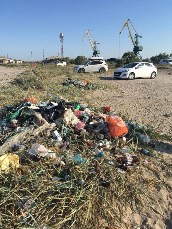 Крымское побережье в районе Евпатории покрыли горы мусора. Фото: Facebook