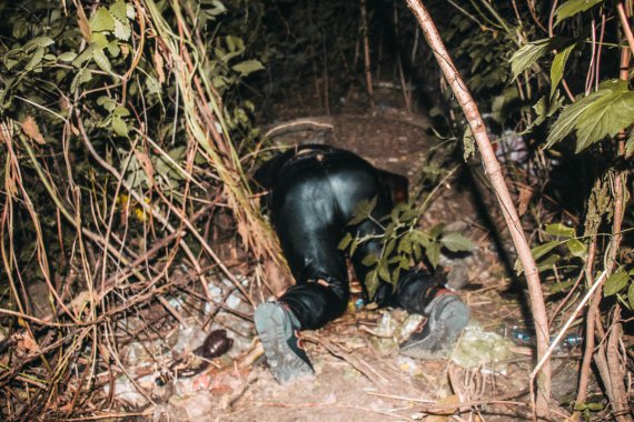 У Києві у дворі виявили труп в неприродній позі