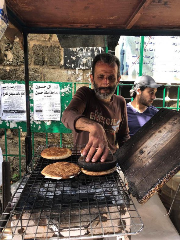 Мужчина продает уличную еду в Триполи
