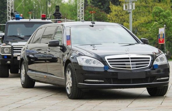 Долгое время Владимир Путин передвигается на бронированных Mercedes-Benz S600 Pullman Guard. Планировалось, что в этом году Путин пересядет на российский лимузин. Цена на подобные авто будет стартовать от $ 120 тыс.