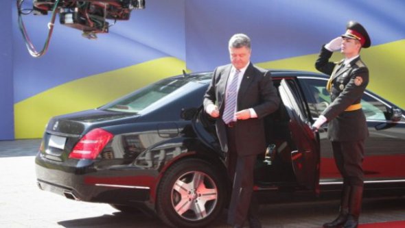 На фото бронированный Мерседес, на котором передвигается Петр Порошенко сейчас.