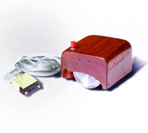 Первая в мире мышка имела 2 колесика под деревянным корпусом: одно использовалось для движений по горизонтали, другое - по вертикали. Фото: coob.com.ua