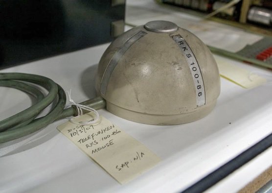 Устройство ввода данных «Rollkugel» компании «Telefunken» - вероятно первая мышка с шариком. Фото: ik.ua