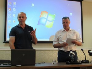 Народний депутат Віталій Купрій (праворуч) на прес-конференції в Полтаві