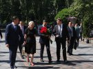 Прем'єр-міністр Володимир Гройсман поклав до труни червоні троянди