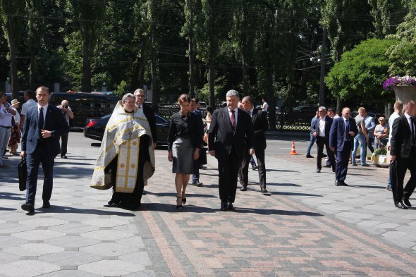 Попрощатися з Іваном Драчем прийшли президент Петро Порошенко з дружиною Мариною
