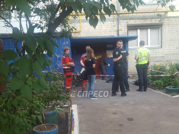 В Дарницькому районі столиці біля під’їзду будинку перехожі знайшли    чоловіка з проломленою головою. Фото - espreso.tv