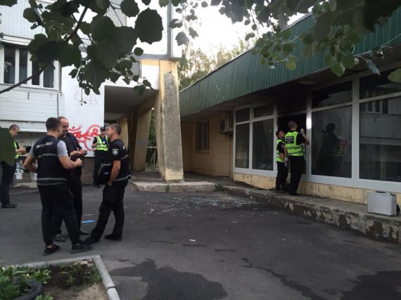 В Киеве отделение банка забросали коктейлями Молотова