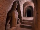  Левон Аракелян із вірменського села Аріндж 23 роки будував печеру глибиною 20 м і площею 280 м² з допомогою молотків та зубил. 