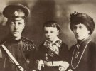 Анна Ахматова позирует вместе с Николаем Гумилевым и сыном Львом