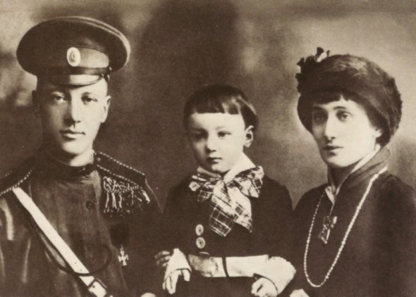 Анна Ахматова позує разом з Миколою Гумільовим та сином Левом