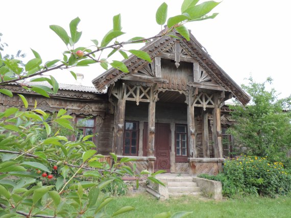 Дерев'яний дім для лікаря архітектор Владислав Городецький збудував наприкінці ХІХ ст. у селі Мошни, що на Черкащині.