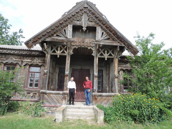 Краєзнавець Микола Якименко (зліва) та сільський голова Богдан Шкарбута стоять на цегельному ґанку будинку для лікаря. Хочуть зробити в ньому краєзнавчий музей