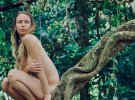 37-летняя Freelee the Banana Girl бросила все и переехала в джунгли. Там ходит обнаженная и планирует отказаться от пищи, приготовленной на огне