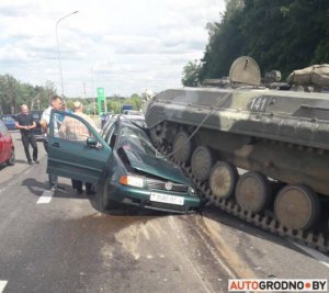 Військова БМП наїхала на легковик, постраждав водій машини. Фото: Autogrodno