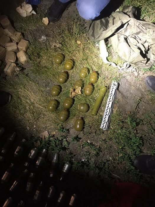Співробітники СБУ виявили в Київській області великий схрон зброї. Фото: СБУ