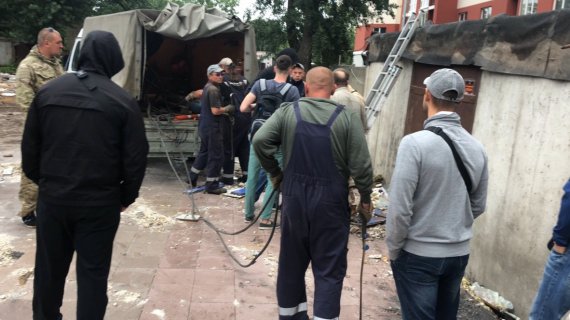 Демонтировать гараж приехала  бригада КП “Київблагоустрій”, 10 человек, вместе с неизвестными в камуфляжной форме 