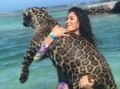Туристи публікують вражаючі фото купання з ягуарами
