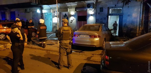 У центрі Одеси підірвали автомобіль