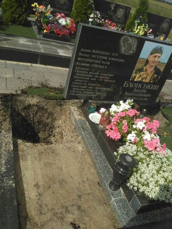 Понищена могилба бійця Андрія Блонського