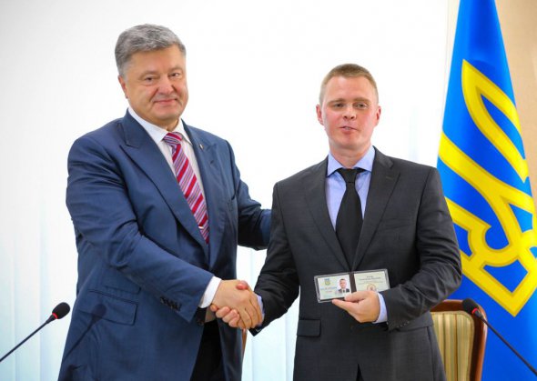 Президент Петро Порошенко вітає новопризначеного голову Донецької ОВЦА