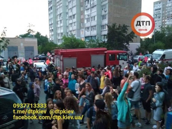 У Києві підлітки хотіли зістрибнути з даху через нерозділене кохання