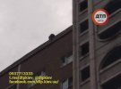 У Києві підлітки хотіли зістрибнути з даху через нерозділене кохання