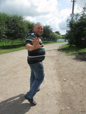 Олександр Суходольський іде центром села Ридодуби Чортківського району на Тернопільщині. Їздить по хатах знімати показники газових лічильників. Господарям розказує анекдоти