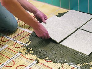 Установлювати електричну систему підігріву підлоги можна під будь-який тип покриття. Але найчастіше  викорис­товують плитку для підлоги