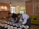 Шеф-кухар ресторану Євгеній Загороднюк (ліворуч) готує рієт з равликів з чіпсами з бородінського хліба, кедровим горіхом та авторським соусом із тархуна