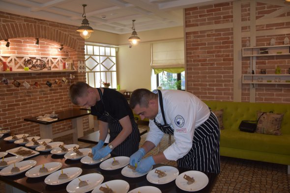 Шеф-кухар ресторану  Євгеній Загороднюк (ліворуч)  готує рієт з равликів з чіпсами з бородінського хліба, кедровим горіхом та авторським соусом із тархуна