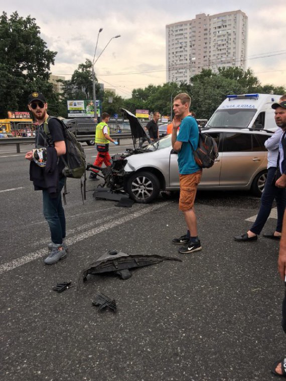 У метро Житомирская авто въехало в маршрутку