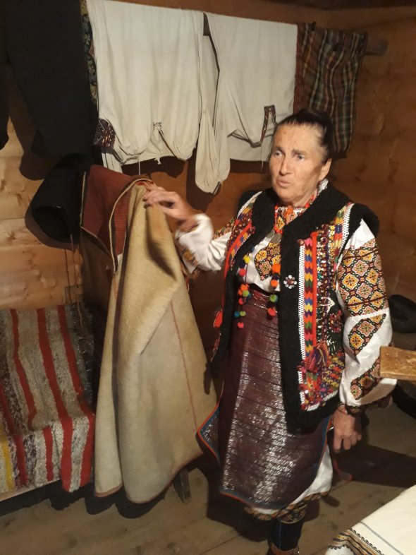 Гуцульскую одежду ткали из овечьей шерсти