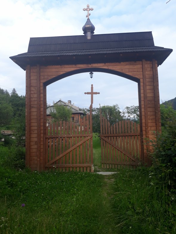 На территории церкви старинная деревянная колокольня