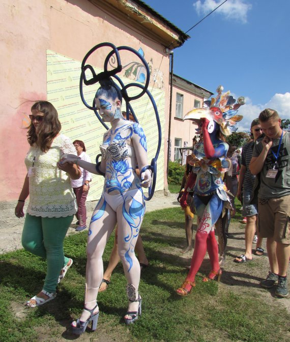 Модели боди-арта дефилирует на фестивале гончарства в Опошне Полтавской области