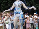 Модель боди-арта дефилирует на фестивале гончарства в Опошне Полтавской области