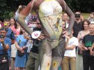 Модель боді-арту дефілює на фестивалі гончарства в Опішні на Полтавщині