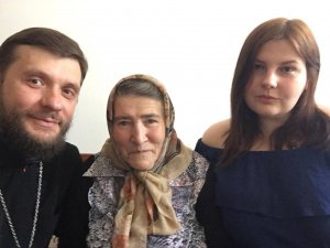 Отець Валентин Марчук із волонтеркою Юлією з Луцька за два дні зібрали кошти для 74-річної ­Таїсії Володимирівни (по центру). Їй поставили кардіо­стимулятор за 23,5 тисячі гривень